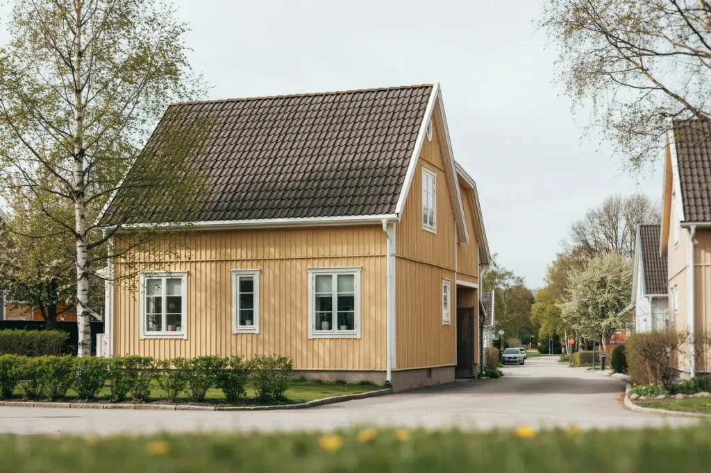 takoml ggning med nya betongpannor p villa i helenelund